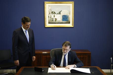 26/04/2017. Viaje oficial de Rajoy a Montevideo. El presidente del Gobierno, Mariano Rajoy, firma en el Libro de Honor del BBVA en presencia...