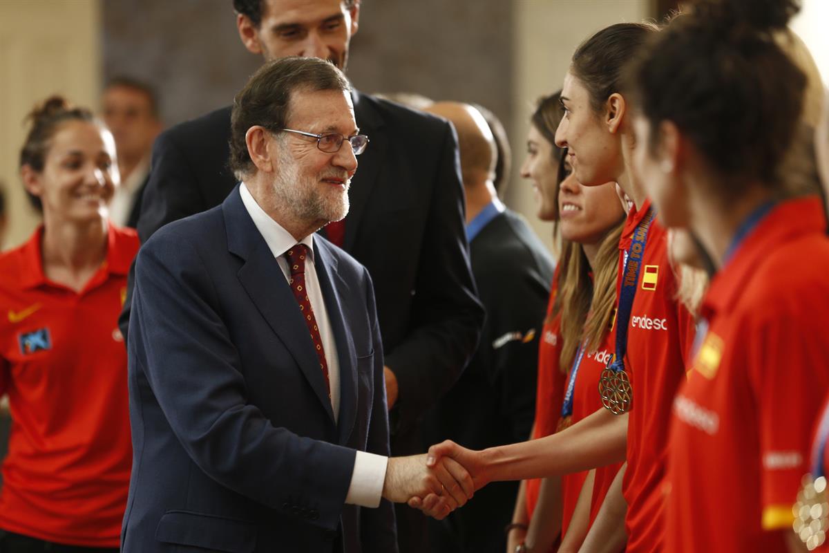 26/06/2017. Rajoy recibe a la selección femenina de baloncesto. El presidente del Gobierno, Mariano Rajoy, acompañado del presidente de la F...