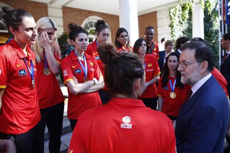 26/06/2017. Rajoy recibe a la selección femenina de baloncesto. El presidente del Gobierno, Mariano Rajoy, conversa con las jugadoras de la ...