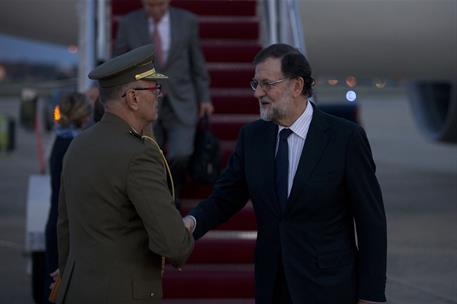 26/09/2017. Viaje de Rajoy a Estados Unidos. El presidente del Gobierno, Mariano Rajoy, a su llegada a Washington, saluda al agregado de Def...