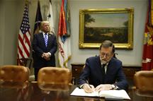 El presidente del Gobierno, Mariano Rajoy, firma en el Libro de Honor de la Casa Blanca