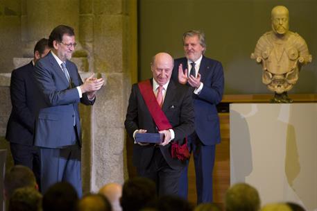 27/02/2017. Rajoy entrega condecoraciones de Alfonso X el Sabio. El presidente del Gobierno Mariano Rajoy entrega al arquitecto y dibujante ...