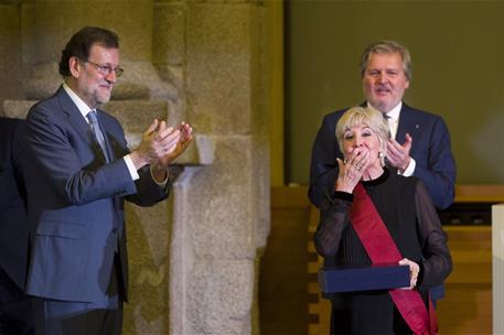 27/02/2017. Rajoy entrega condecoraciones de Alfonso X el Sabio. El presidente del Gobierno Mariano Rajoy entrega a la actriz Concha Velasco...