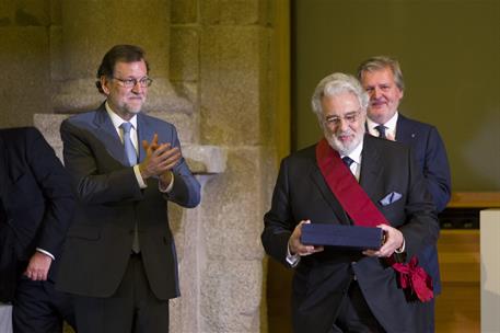 27/02/2017. Rajoy entrega condecoraciones de Alfonso X el Sabio. El presidente del Gobierno Mariano Rajoy entrega al tenor Plácido Domingo l...