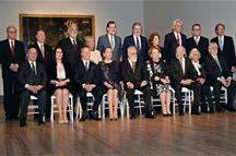 Mariano Rajoy, con los galardonados con las condecoraciones de la Orden de Alfonso X el Sabio (Foto: EFE)