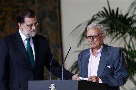 27/07/2017. Rajoy entrega las Medallas de Oro al Mérito en el Trabajo. El presidente del Gobierno, Mariano Rajoy, entrega la Medalla de Oro ...