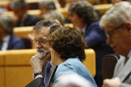 27/10/2017. Rajoy asiste al Pleno del Senado. El presidente del Gobierno, Mariano Rajoy, junto a la vicepresidenta, Soraya Sáenz de Santamar...