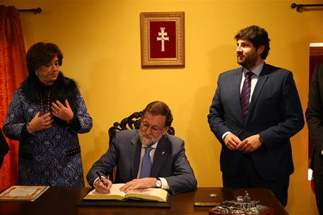 27/12/2017. Rajoy visita la Basílica de la Vera Cruz. El presidente del Gobierno, Mariano Rajoy, firma en el libro de honor de la Cofradía d...