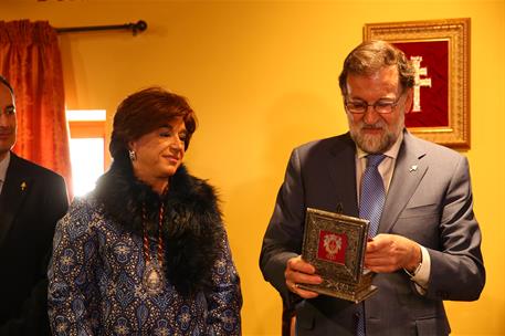 27/12/2017. Rajoy visita la Basílica de la Vera Cruz. El presidente del Gobierno, Mariano Rajoy, recibe una cruz de Caravaca de manos de la ...