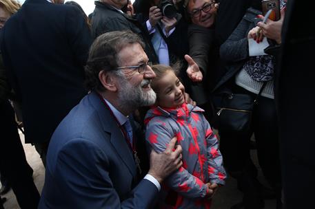 27/12/2017. Rajoy visita la Basílica de la Vera Cruz. El presidente del Gobierno, Mariano Rajoy, posa con una niña durante su visita la Real...