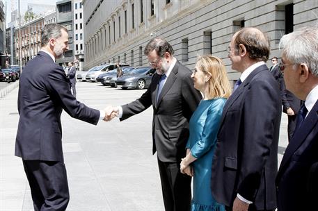 28/06/2017. Rajoy asiste a la XL conmemoración de las elecciones de junio de 1977. El Rey Felipe VI saluda al presidente del Gobierno, Maria...
