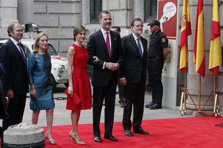 28/06/2017. Rajoy asiste a la XL conmemoración de las elecciones de junio de 1977. El presidente del Gobierno, Mariano Rajoy, posa junto a l...