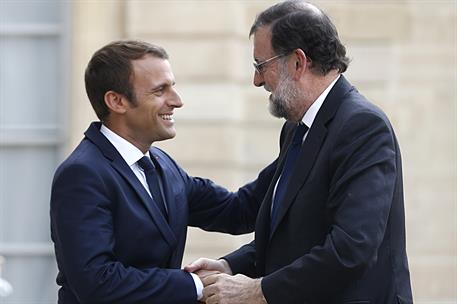 28/08/2017. Rajoy asiste a la cumbre G-4 de París. El presidente del Gobierno, Mariano Rajoy, saluda a su homólogo francés, Emmanuel Macron,...