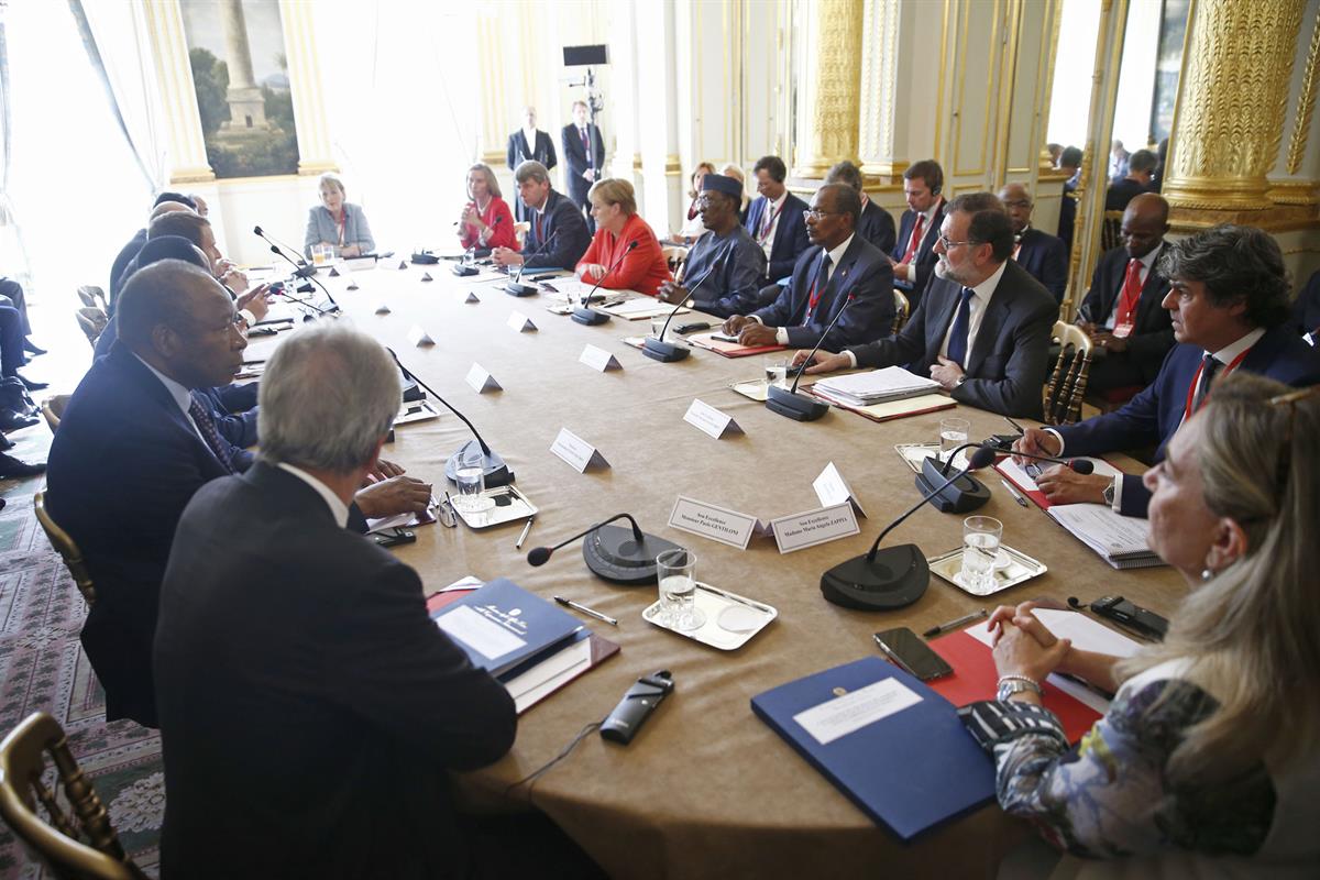 28/08/2017. Rajoy asiste a la cumbre del G-4 de París. El presidente del Gobierno, Mariano Rajoy, reunido con el resto de los participantes ...