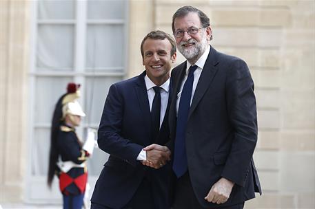 28/08/2017. Rajoy asiste a la Cumbre del G-4 de París. El presidente del Gobierno, Mariano Rajoy, saluda al presidente de la República Franc...