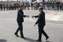El presidente del Gobierno, Mariano Rajoy, saluda al primer ministro de Malta, Joseph Muscat (Foto: Pool Moncloa)