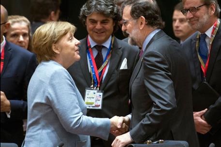 29/04/2017. Rajoy asiste al Consejo Europeo extraordinario. El presidente del Gobierno, Mariano Rajoy, saluda a la canciller alemana, Angela Merkel.
