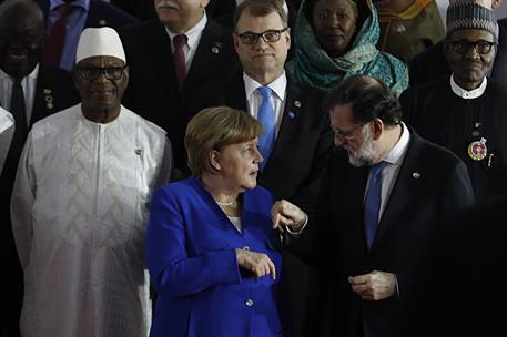 29/11/2017. Rajoy asiste a la Cumbre Unión Africana-Unión Europea. El presidente del Gobierno, Mariano Rajoy, conversa con la canciller alem...