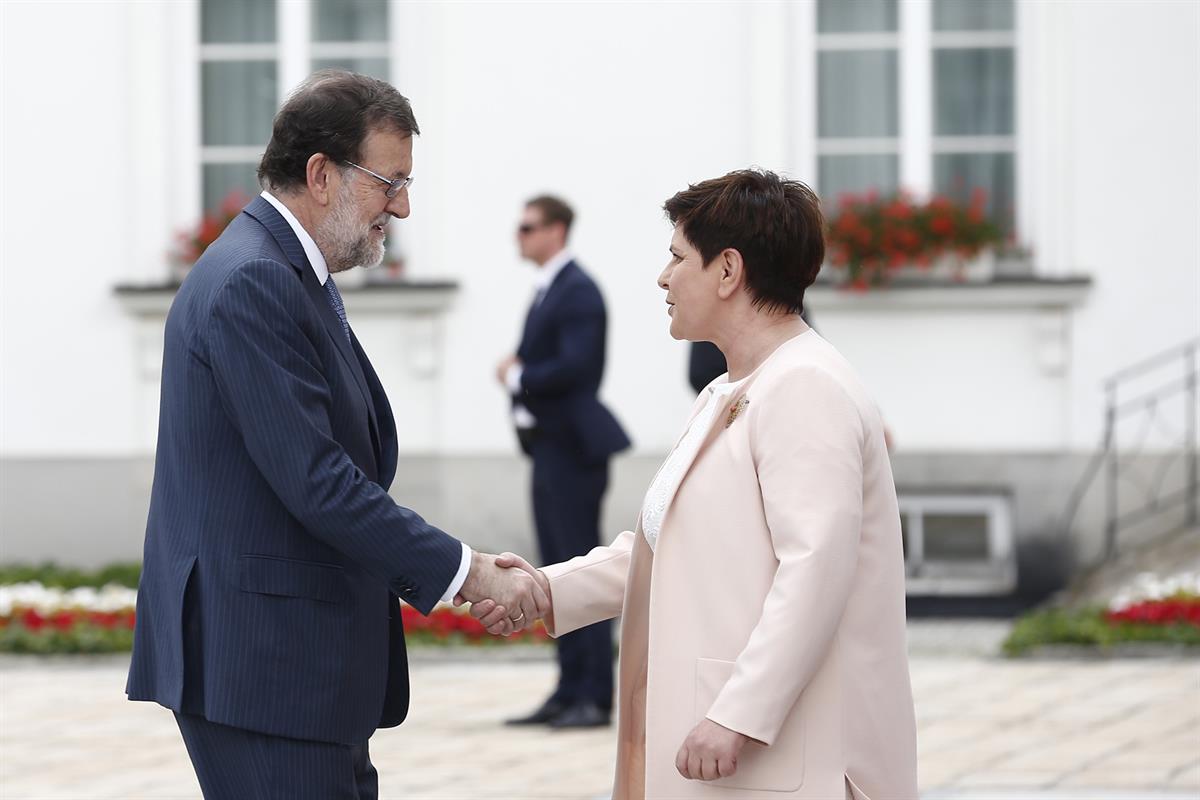 30/06/2017. XII Cumbre polaco-española. El presidente del Gobierno español, Mariano Rajoy, es recibido por la primera ministra polaca, Beata...