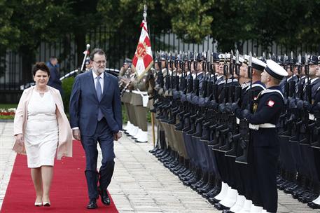 30/06/2017. XII Cumbre polaco-española. El presidente del Gobierno, Mariano Rajoy, junto a la primera ministra polaca, Beata Szydlo, pasa re...