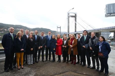 30/12/2017. Rajoy inaugura la ampliación del Puente de Rande. El presidente del Gobierno, Mariano Rajoy, junto a los asistentes al acto de i...