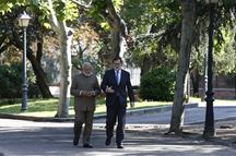 Mariano Rajoy y Narendra Modi pasean por los jardines de La Moncloa
