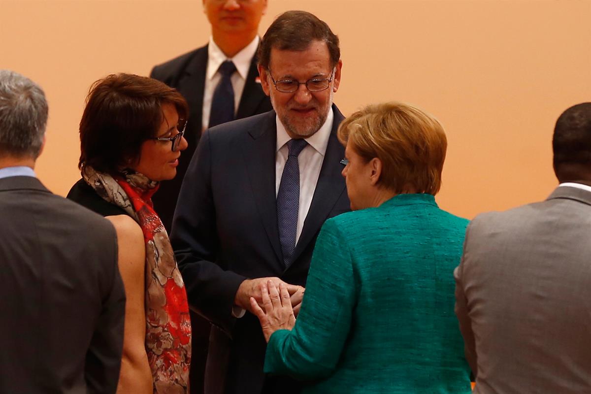8/07/2017. Rajoy participa en la Cumbre del G-20. El presidente del Gobierno, Mariano Rajoy, conversa con la canciller alemana, Angela Merke...