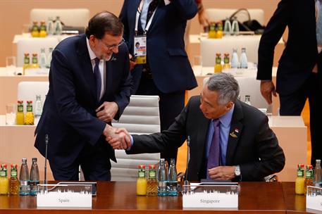 8/07/2017. Rajoy participa en la Cumbre del G-20. El presidente del Gobierno, Mariano Rajoy, saluda al primer ministro de Singapur, Lee Hsien Loong.