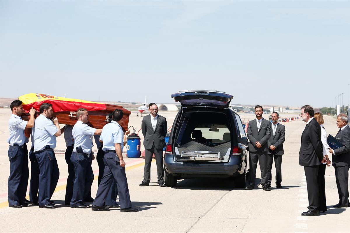 10/06/2017. Rajoy recibe los restos mortales de Ignacio Echeverría. El presidente del Gobierno, Mariano Rajoy, recibe en la base aérea de To...