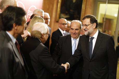 22/11/2017. Rajoy asiste a los Premios Ferrer Salat. El presidente del Gobierno, Mariano Rajoy, saluda a su llegada a la sede de Foment del ...
