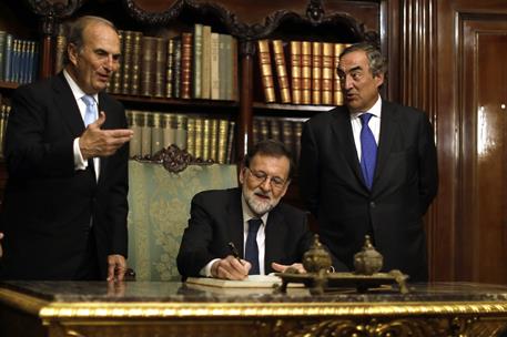 22/11/2017. Rajoy asiste a los Premios Ferrer Salat. El presidente del Gobierno, Mariano Rajoy, firma en el Libro de Honor en presencia del ...