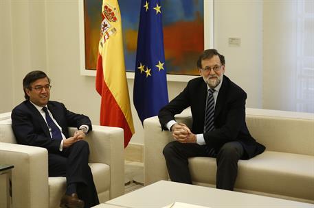 1/02/2018. Rajoy recibe al presidente del Banco Interamericano de Desarrollo. El presidente del Gobierno, Mariano Rajoy, posa junto al presi...