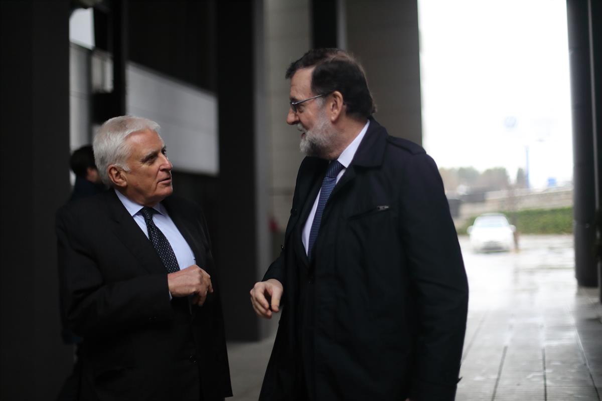 1/03/2018. Rajoy es entrevistado en "El Programa de Ana Rosa", de Telecinco. El presidente del Gobierno, Mariano Rajoy, saluda al consejero ...