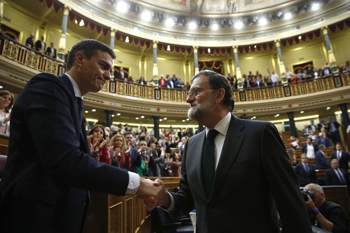 1/06/2018. Debate de la moción de censura (2ª jornada). El expresidente del Gobierno Mariano Rajoy felicita al nuevo presidente del Gobierno...