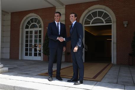 2/08/2018. El presidente del Gobierno recibe al presidente del PP. El presidente del Gobierno, Pedro Sánchez, saluda al presidente nacional ...