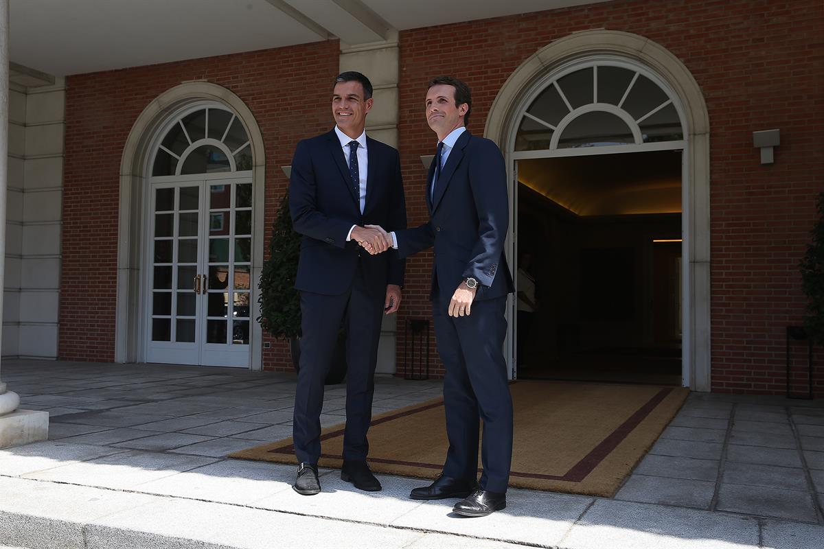 2/08/2018. El presidente del Gobierno recibe al presidente del PP. El presidente del Gobierno, Pedro Sánchez, saluda al presidente nacional ...