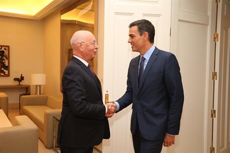 2/10/2018. Pedro Sánchez recibe al fundador del Foro Davos. El presidente del Gobierno, Pedro Sánchez, saluda al fundador del Foro Davos, Kl...