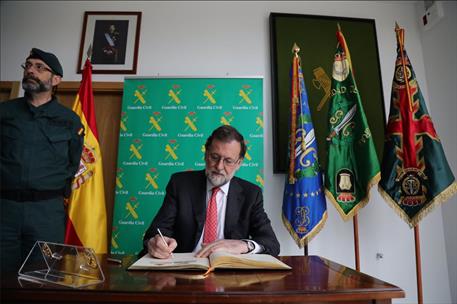 3/05/2018. Viaje de Rajoy a Logroño. El presidente del Gobierno, Mariano Rajoy, firma en el Libro de Honor de la Unidad de Acción Rural de l...