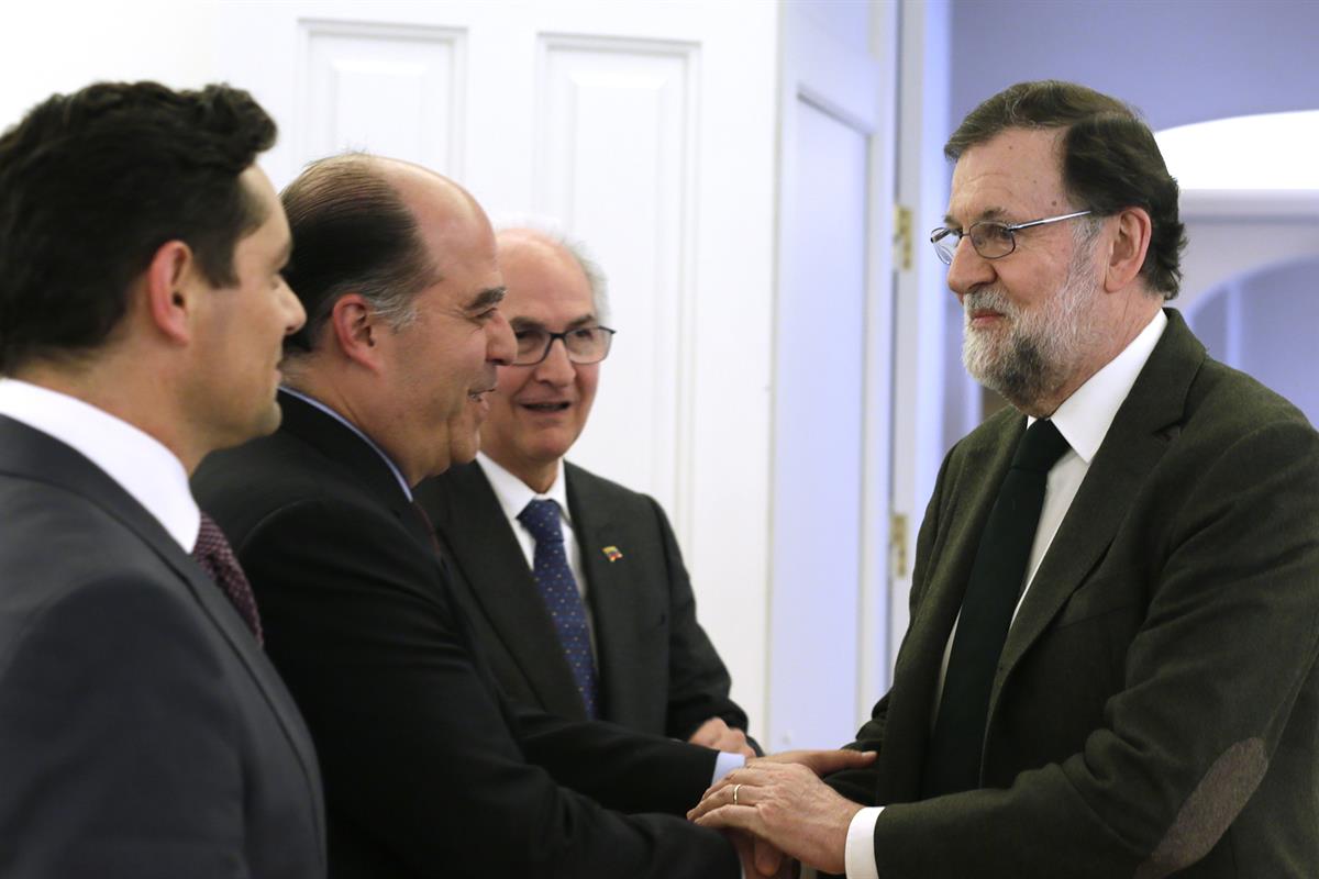 5/04/2018. Rajoy recibe a representantes de la oposición venezolana. El presidente del Gobierno, Mariano Rajoy, saluda al anterior president...
