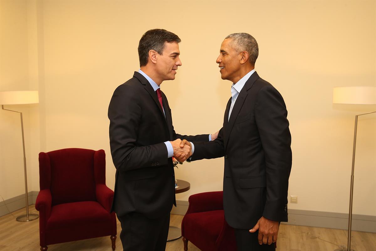 6/07/2018. Encuentro de Pedro Sánchez con Barack Obama. Pedro Sánchez saluda a Barack Obama al inicio del encuentro que han mantenido con oc...
