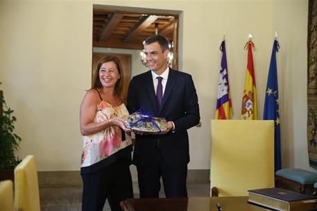 6/08/2018. Pedro Sánchez se reúne con la presidenta del Gobierno balerar. El jefe del Ejecutivo, Pedro Sánchez, recibe un obsequio de la pre...