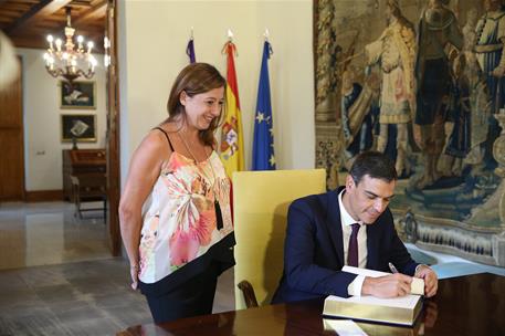 6/08/2018. Pedro Sánchez se reúne con la presidenta del Gobierno balerar. El jefe del Ejecutivo, Pedro Sánchez, firma en el libro de honor d...