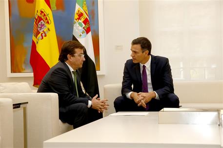 6/11/2018. Sánchez recibe al presidente de la Junta de Extremadura, Guillermo Fernández Vara. El presidente del Gobierno, Pedro Sánchez, jun...