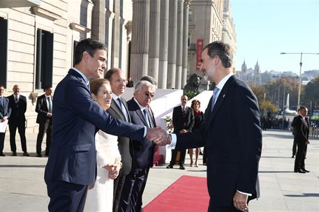 6/12/2018. Conmemoración del 40 Aniversario de la Constitución Española. El presidente del Gobierno, Pedro Sánchez, saluda al rey Felipe VI ...