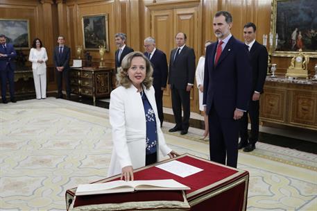 7/06/2018. El presidente asiste a la promesa de los nuevos ministros. Nadia María Calviño Santamaría promete su cargo de ministra de Economí...
