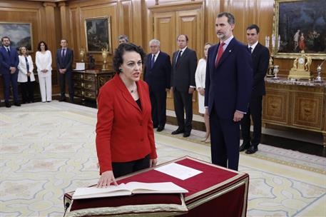 7/06/2018. El presidente asiste a la promesa de los nuevos ministros. Magdalena Valerio Cordero promete el cargo de ministra de Trabajo, Mig...