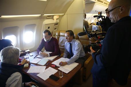 9/04/2018. Viaje de Mariano Rajoy a Argentina. El presidente del Gobierno trabaja con sus colaboradores en el avión que le lleva a Argentina...