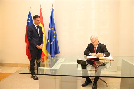 9/10/2018. Pedro Sánchez recibe al presidente de Chile. El presidente de Chile, Sebastián Piñera, firma en el Libro de Honor de la Presidenc...