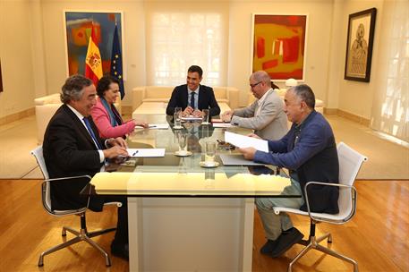 10/07/2018. Sánchez se reúne con los agentes sociales. El presidente del Gobierno, Pedro Sánchez, acompañado por la ministra de Trabajo, Mig...