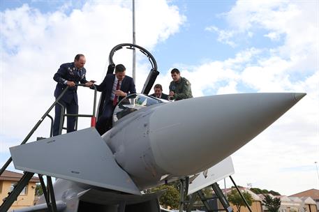 10/10/2018. Pedro Sánchez visita la Base Aérea de Los Llanos. El presidente del Gobierno, Pedro Sánchez, sube a la cabina de un Eurofighter ...